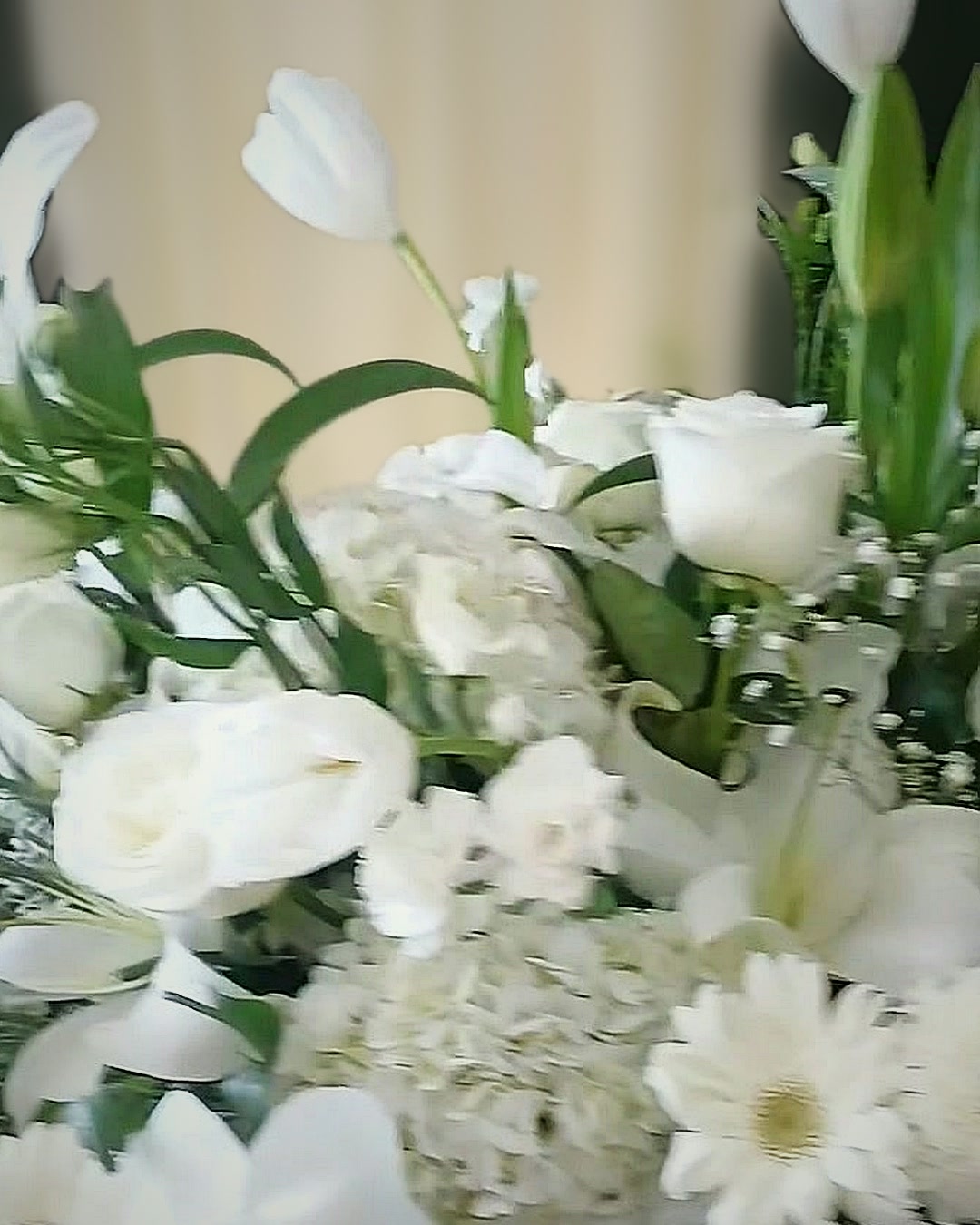Arreglo funerario de lirios y rosas blancas