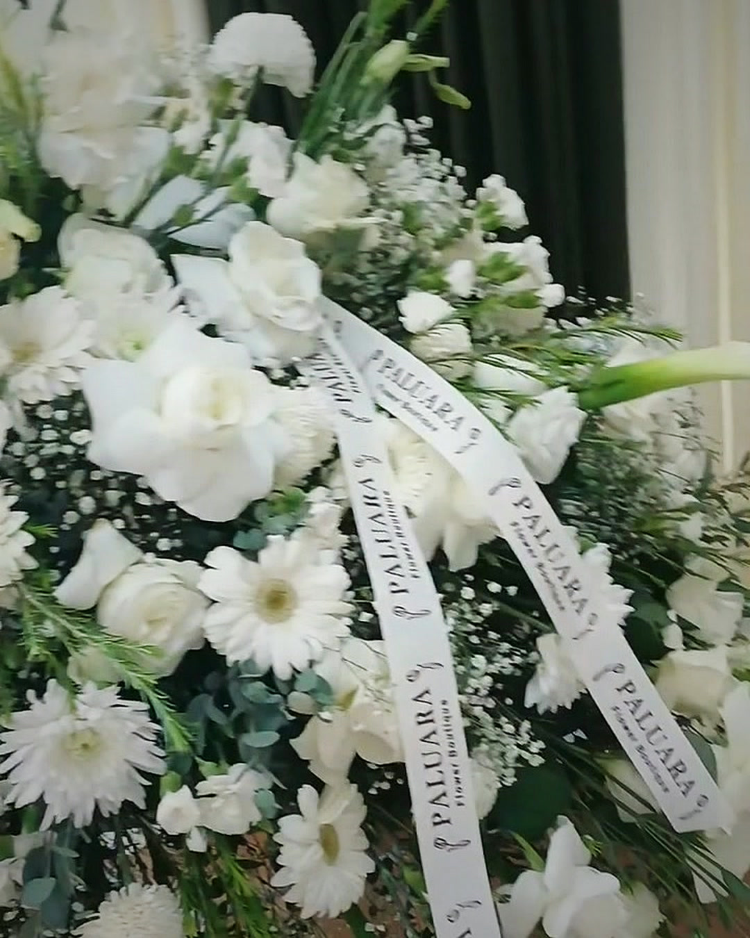 Arreglo funerario con listón