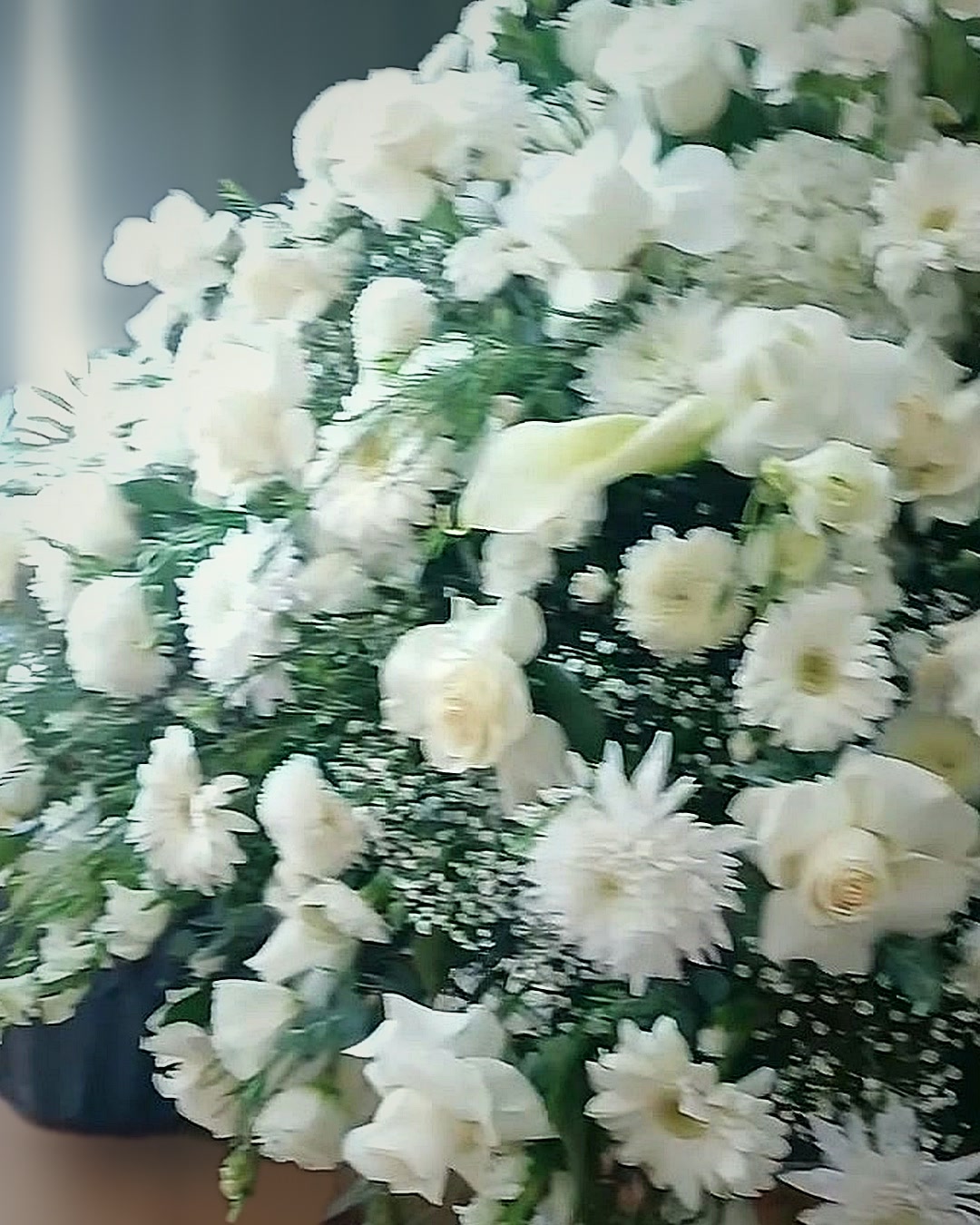 Arreglo funerario de gerberas y rosas blancas